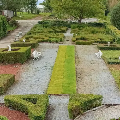 Jardín formal a medio escardar