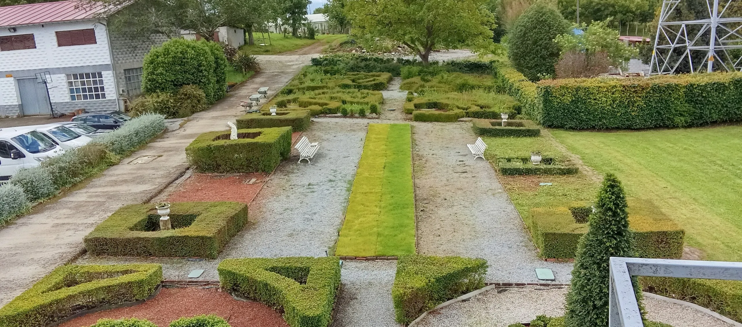 Jardín formal a medio escardar